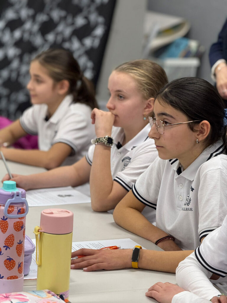Aetolian College Classroom And Kids (5)